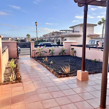 Pueblo Con Piscina Majanicho