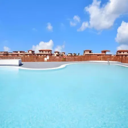 Pueblo Con Piscina