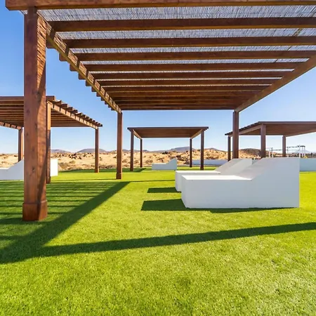 Pueblo Con Piscina *