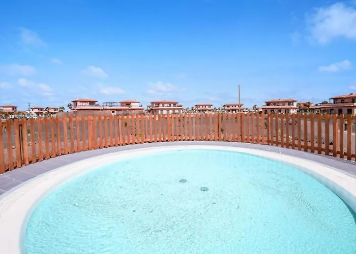 Pueblo Con Piscina Ferienhaus *