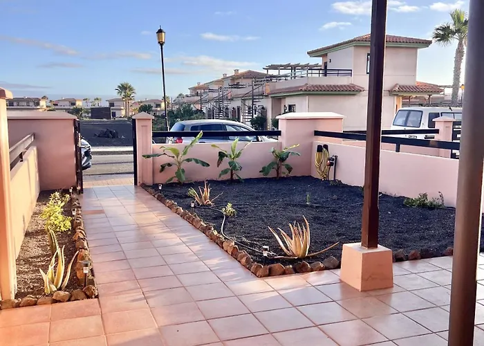 Pueblo Con Piscina Majanicho